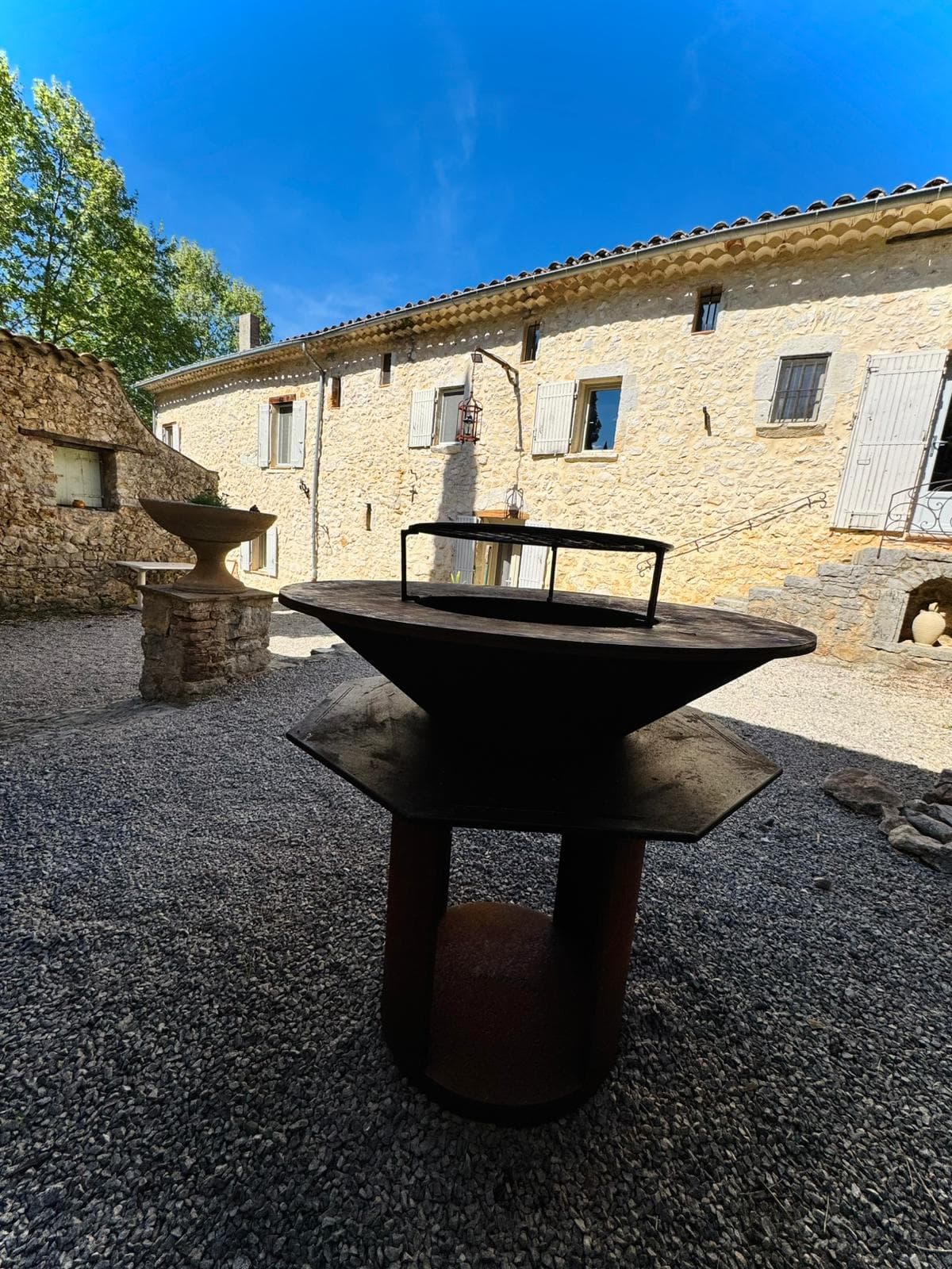 Cour intérieure avec brasero