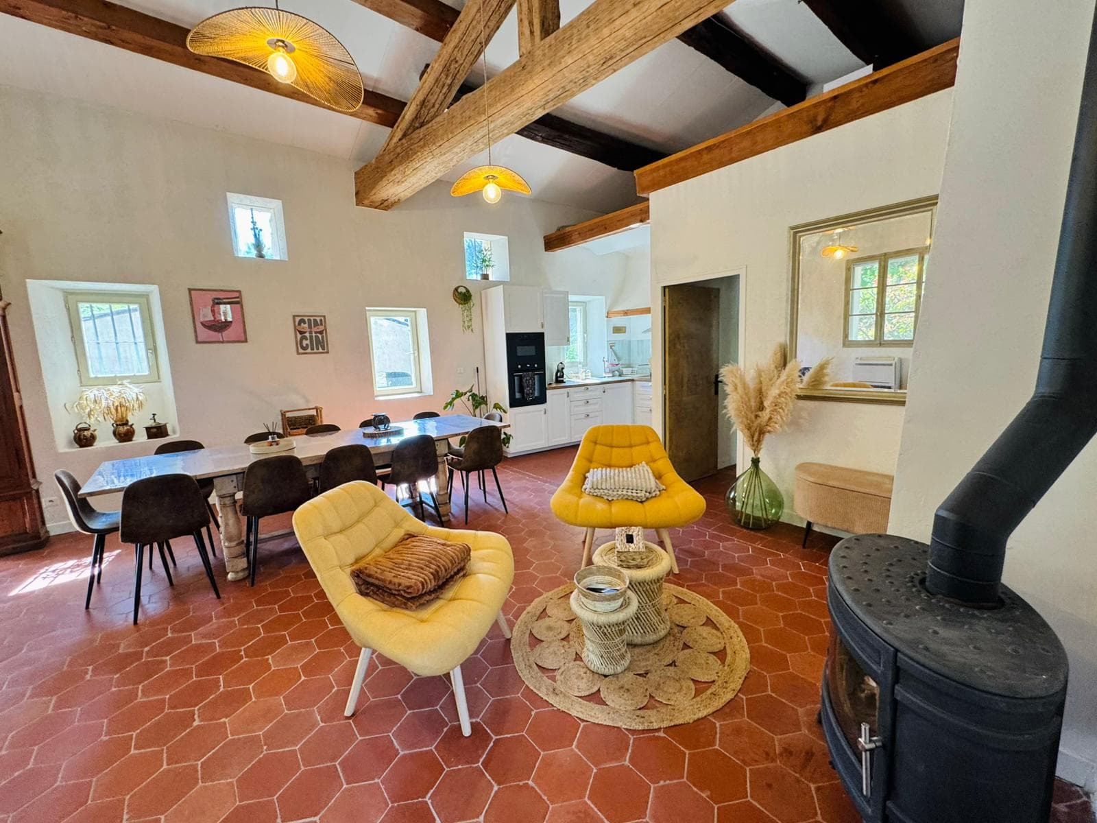 Salon avec poêle à bois