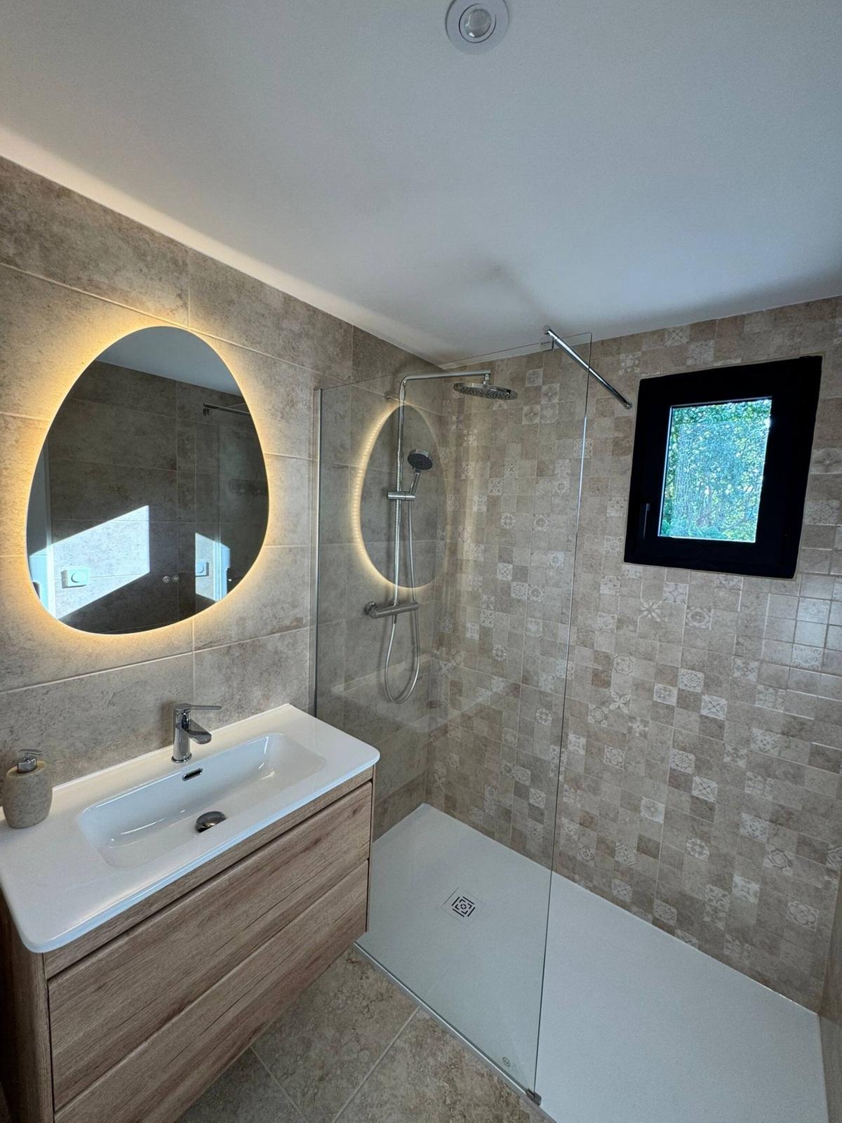 Salle de bain esprit travertin