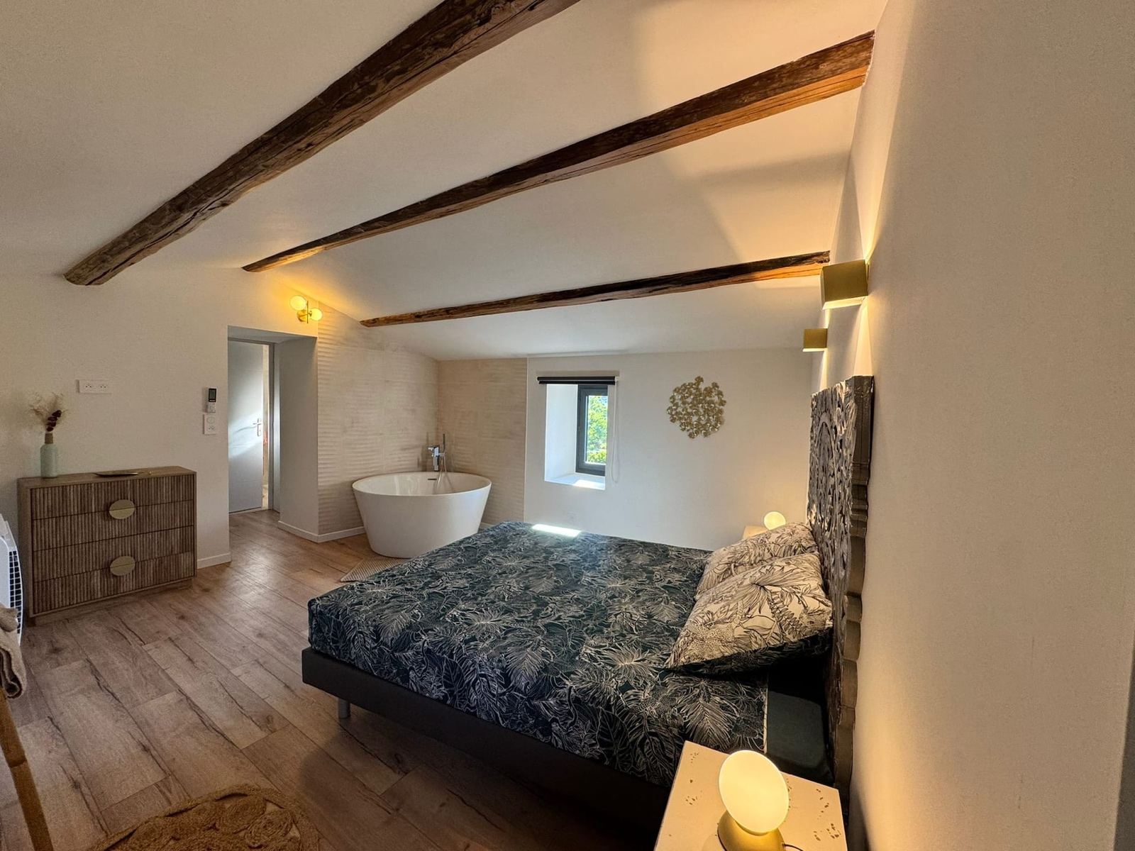 Lit queen size et baignoire