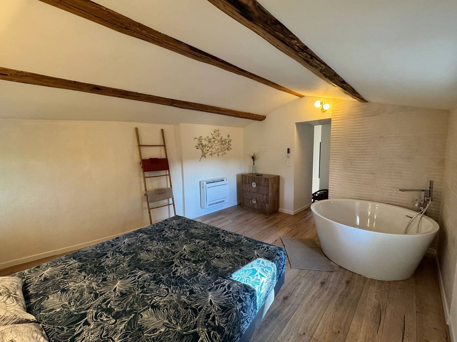 La baignoire îlot au pied du lit