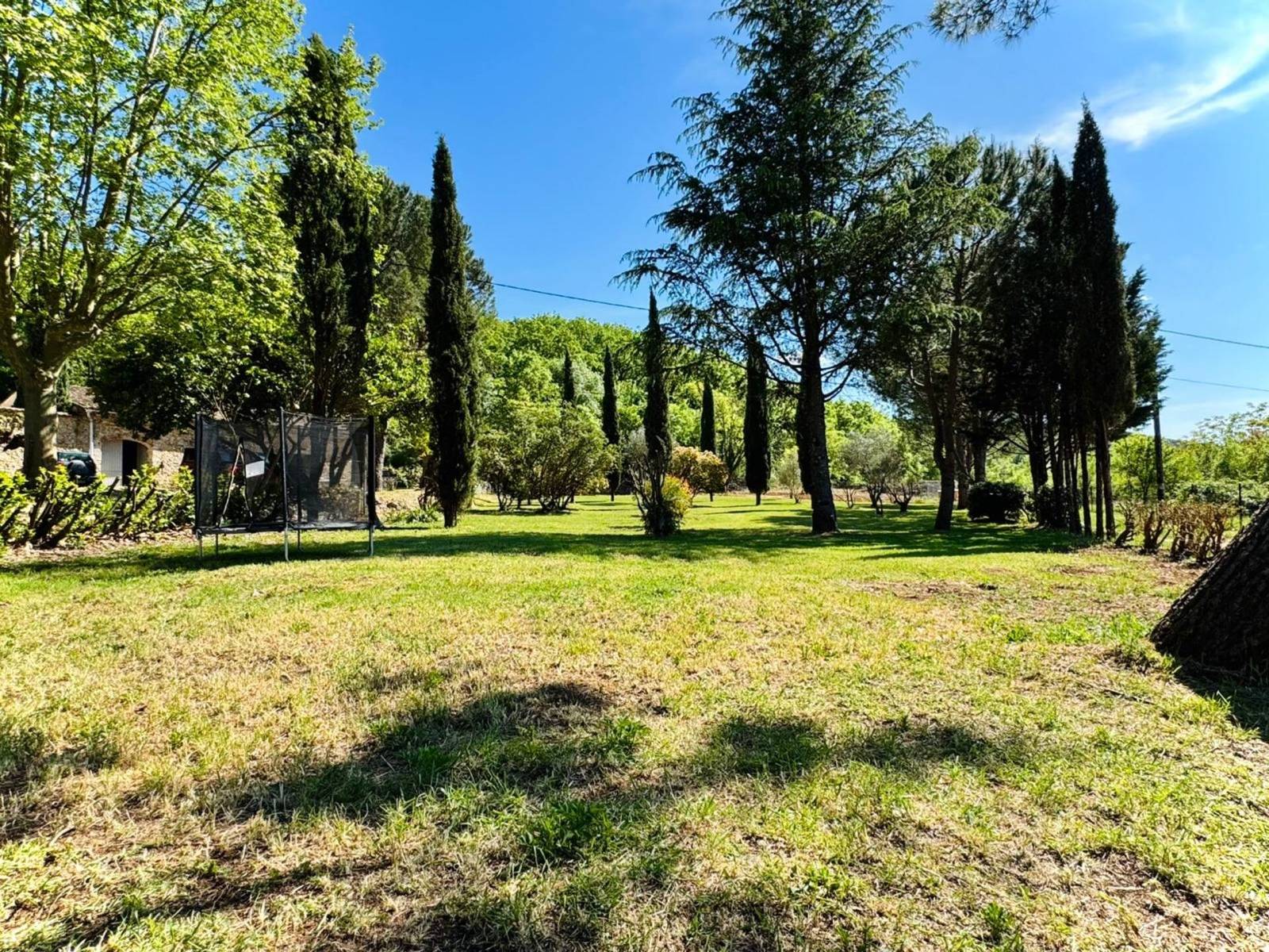 Le parc et le trampoline