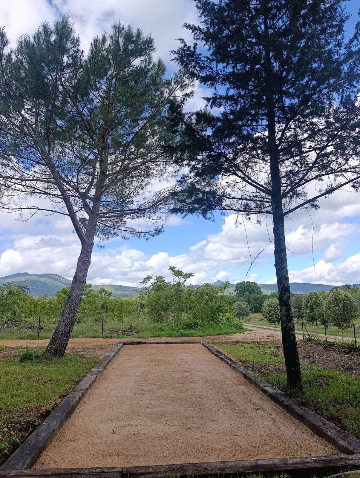 Terrain de pétanque face aux montagnes