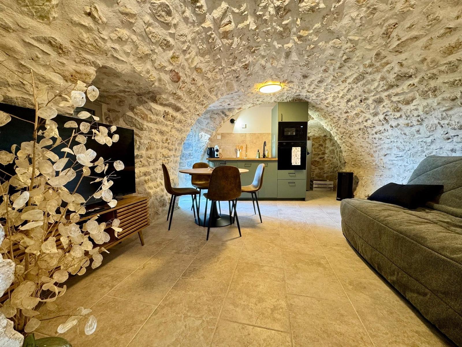 Le salon voûté en pierre