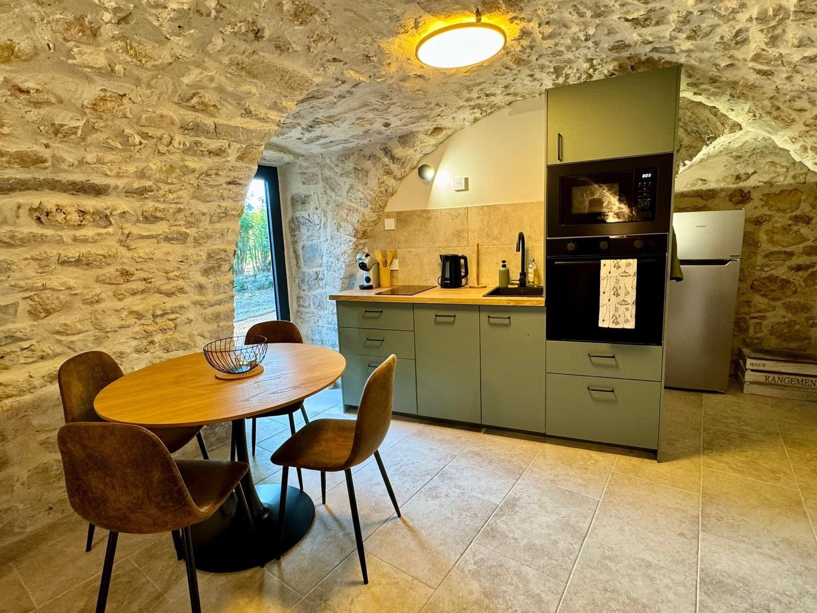 Cuisine équipée et espace repas